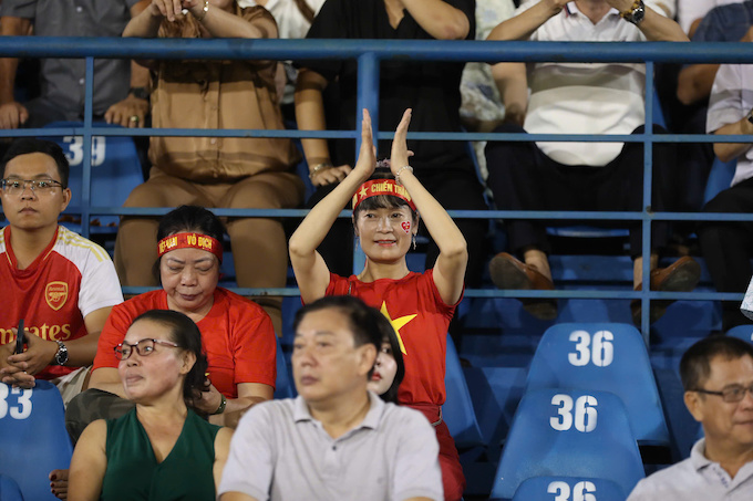 Các CĐV nhiệt thành trên khán đài. Ảnh: Anh Khoa