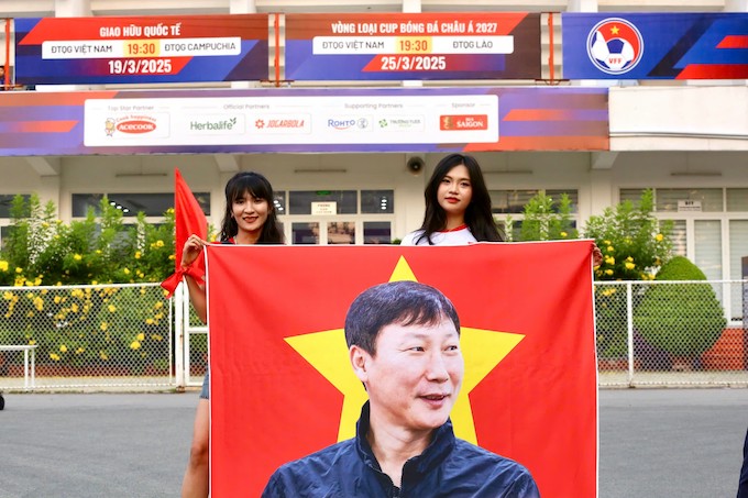 Các CĐV nữ trước trận đấu. Ảnh: Anh Khoa
