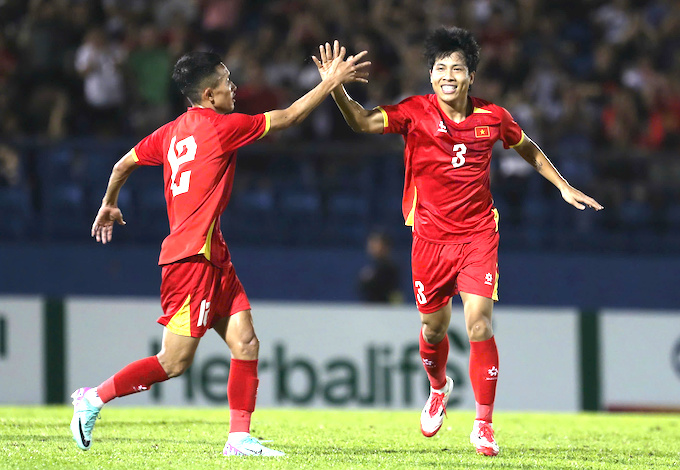 Niềm vui của Văn Vĩ khi nâng tỷ số lên 2-0. Ảnh: Anh Khoa