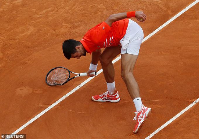 Djokovic đập vợt gây sốc