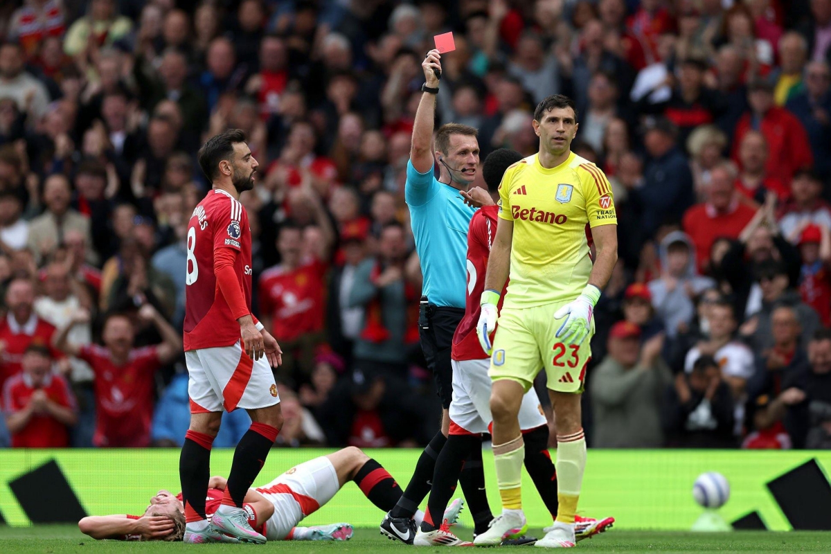 Tấm thẻ đỏ tai hại của Martinez