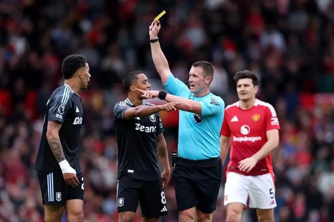 Trọng T Bramall có khá nhiều tình huống xử ép cầu thủ Aston Villa