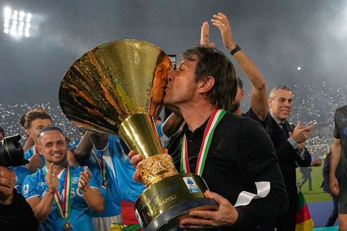 Conte ăn mừng chức vô địch Serie A 2024/25