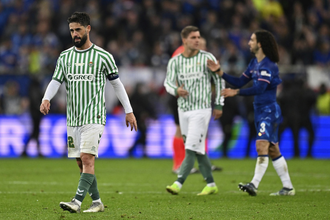 Hình ảnh buồn bã của Isco sau khi trọng T thổi còi kết thúc trận chung kết Conference League 2024/25
