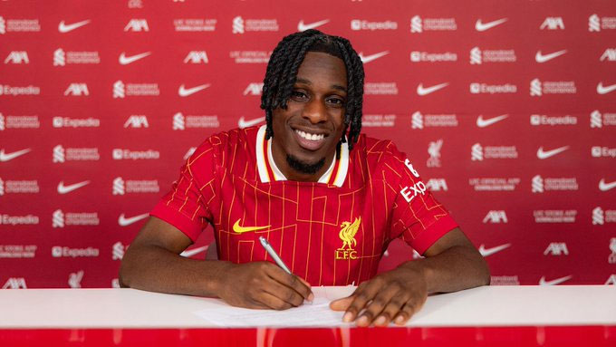 Jeremie Frimpong (Leverkusen sang Liverpool - 40 triệu euro): Sự ra đi của HLV Xabi Alonso đã kéo theo cuộc tháo chạy của hàng loạt trụ cột khỏi Leverkusen. Frimpong là tân binh đầu tiên của Liverpool ở Hè 2025. Anh được mang về đề thay thế Alexander-Arnold.