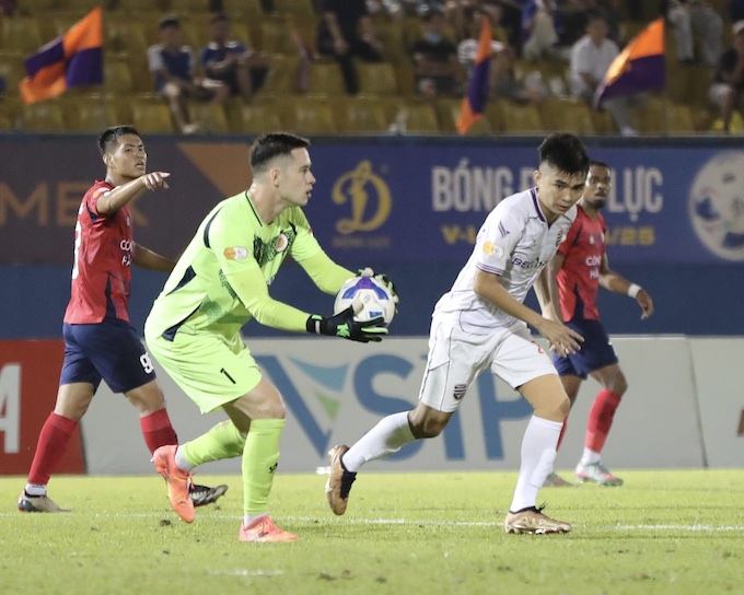 Thủ môn Nguyễn Filip thi đấu trong màu áo CAHN. Ảnh: Anh Khoa