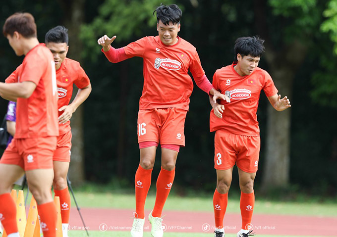 Thành Chung cùng ĐT Việt Nam nỗ lực rèn luyện trước trận gặp Malaysia
