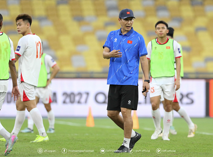 HLV Kim Sang Sik đặt niềm tin vào Hai Long - Ảnh: VFF