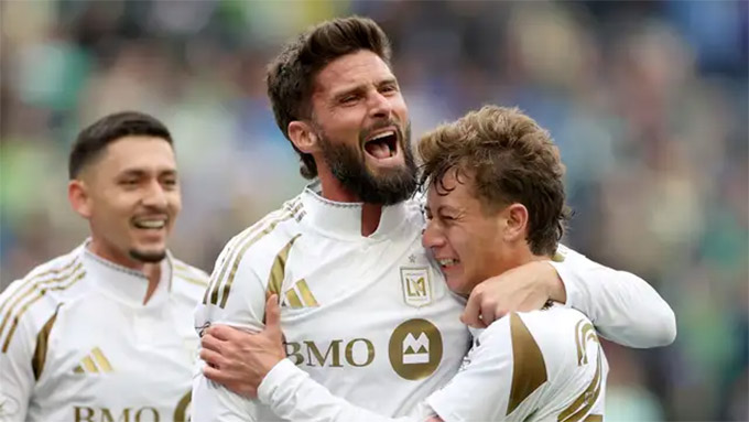 Giroud sắp tái ngộ đội bóng cũ Chelsea