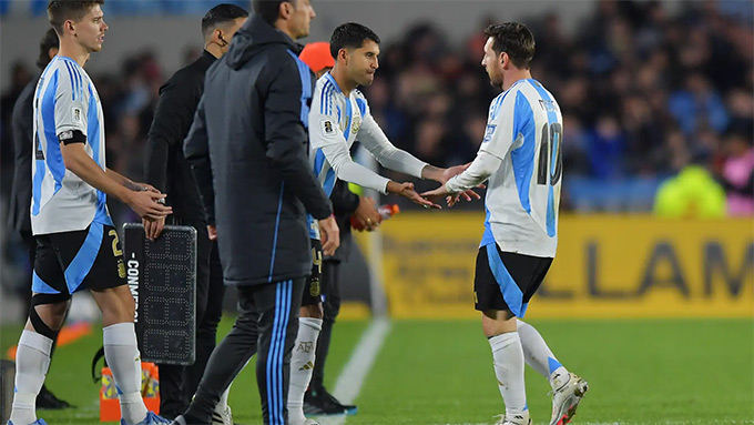 Messi yêu cầu được thay ra khi Argentina đang bị dẫn bàn và thi đấu thiếu người