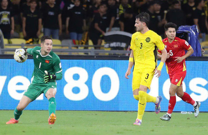 Nguyễn Filip (trái) có hiệp 1 ấn tượng trước Malaysia - Ảnh: VFF