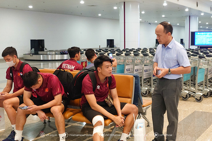 Tổng thư ký Nguyễn Văn Phú đại diện lãnh đạo LĐBĐ Việt Nam trực tiếp ra sân bay đón và động viên toàn đội - Ảnh: VFF