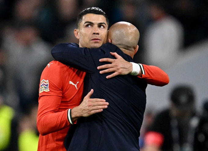 Roberto Martinez cảnh báo Ronaldo về vị trí ở ĐT Bồ Đào Nha