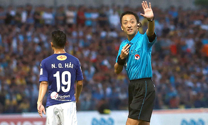 Trọng T Iida Jumpei đang điều hành một trận đấu. Ảnh: N.K