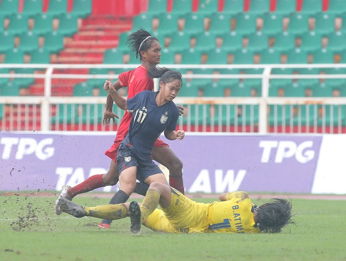 U19 nữ Thái Lan và U19 nữ Myanmar gặp nhau trong điều kiện sân bãi không thuận lợi. Ảnh: Đình Viên
