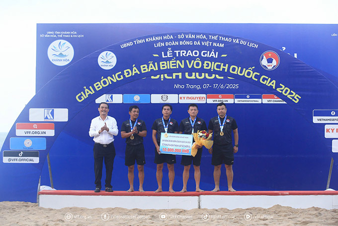 Ông Nguyễn Quốc Hội – Ủy viên thường trực BCH LĐBĐVN trao giải thưởng cho Tổ trọng T hoàn thành xuất sắc nhiệm vụ