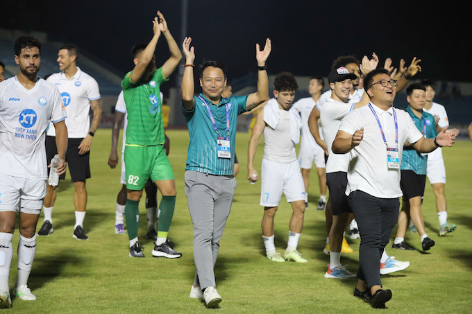 Nam Định vẫn quyết thắng để làm quà cho người hâm mộ. Ảnh: Phi Hải
