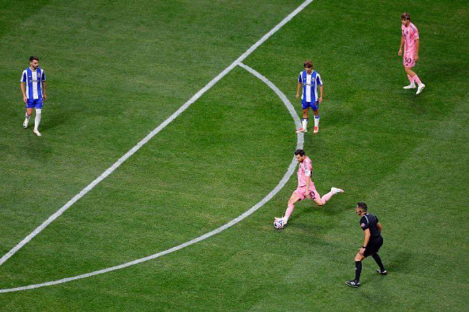 Bàn từ đá phạt mới nhất của Messi vào lưới Porto