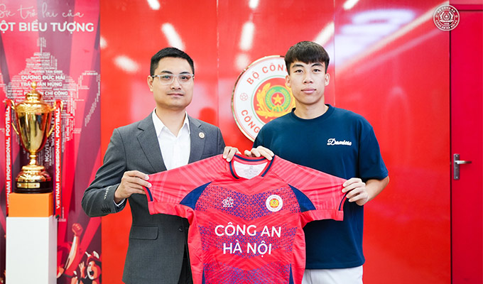 Tiền vệ Hoàng Văn Toản gia hạn thêm 3 năm hợp đồng với CAHN