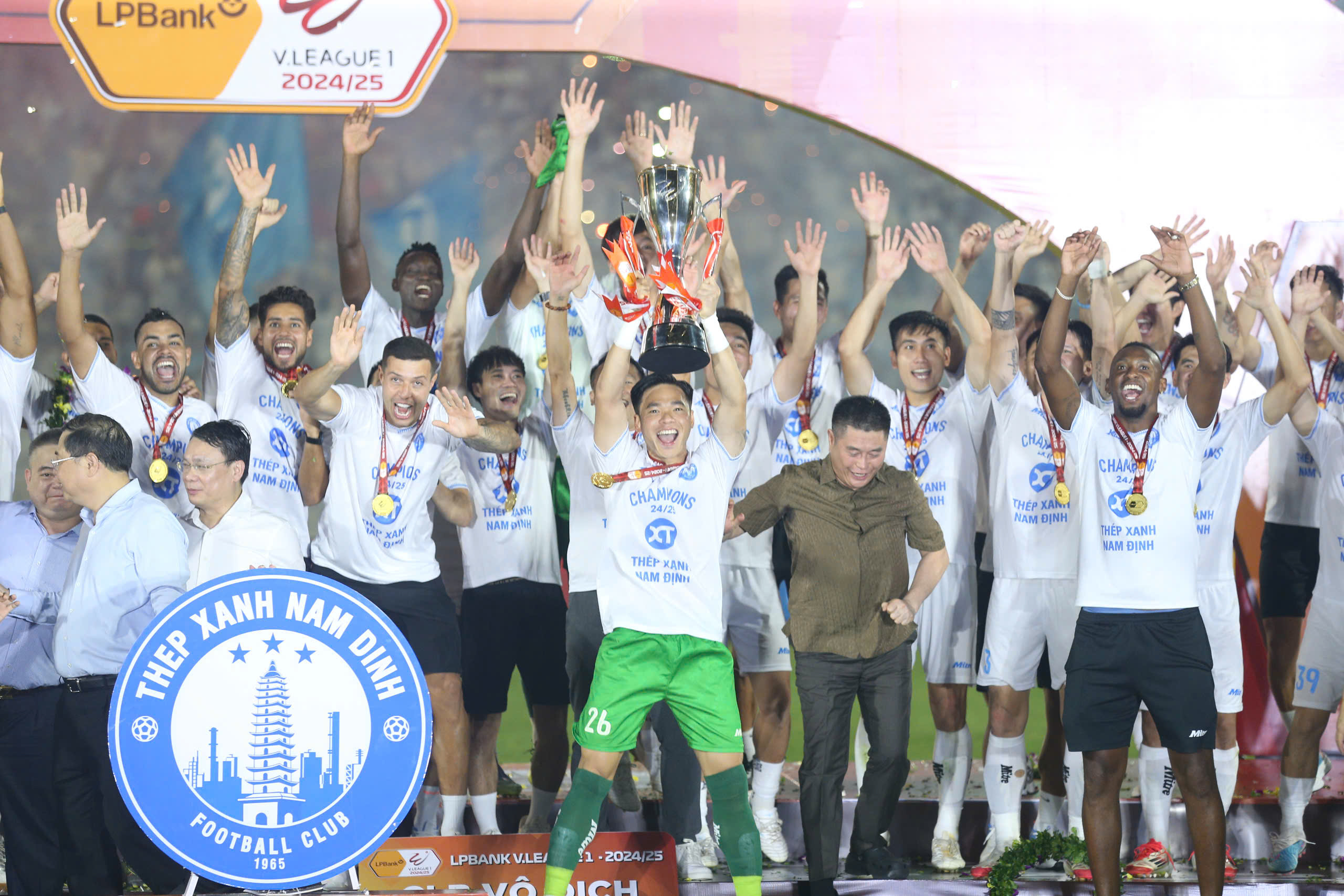 Thủ môn Trần Nguyên Mạnh có lần thứ 3 nâng cao cúp vô địch V.League
