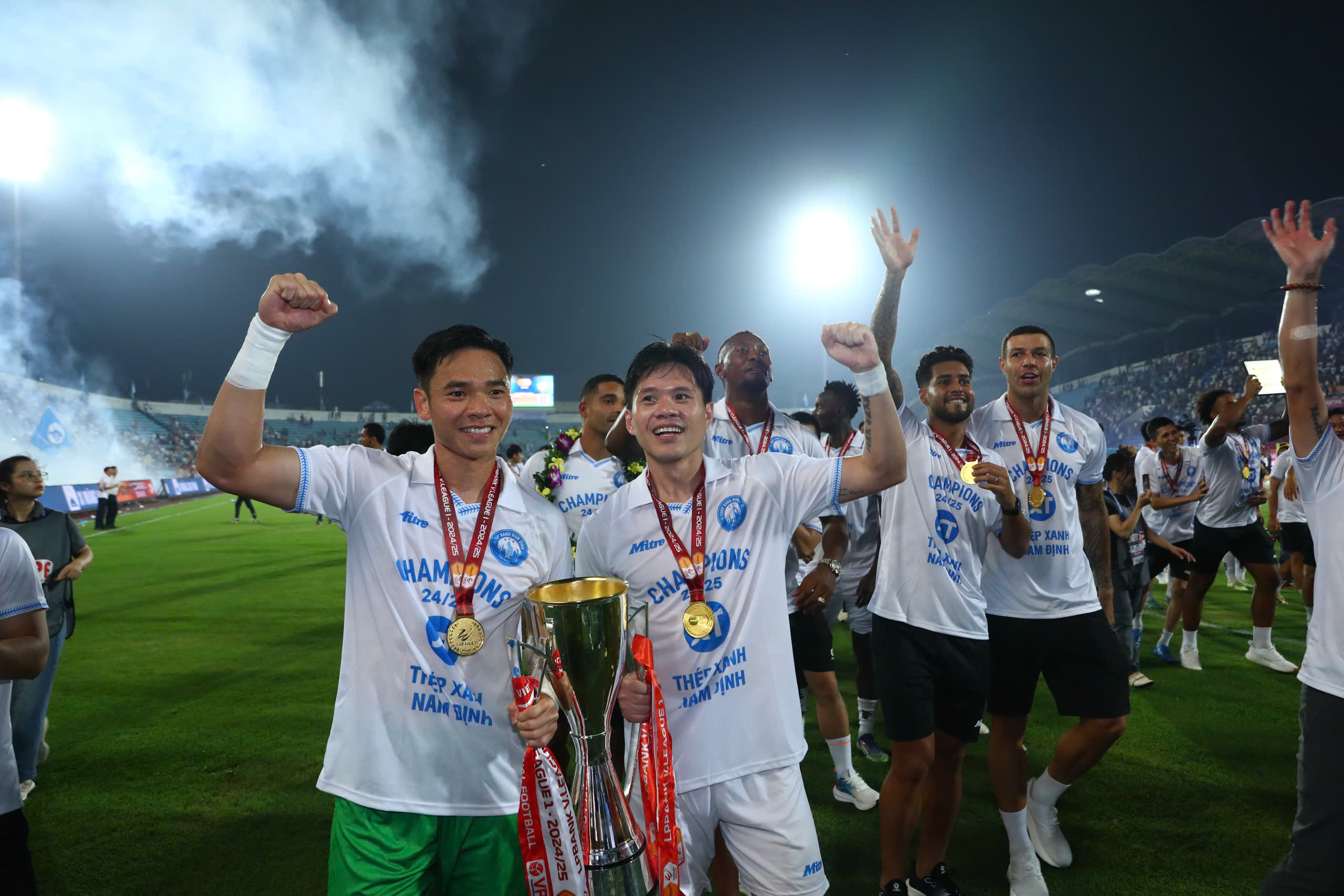 Với Nguyên Mạnh, anh từng vô địch V.League với Viettel (2020) và Nam Định (2023/24). Hiện anh còn kém kỷ lục vô địch V.League của thủ môn Võ Văn Hạnh đúng 1 lần