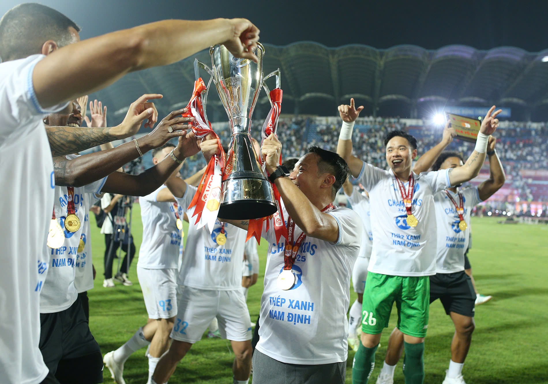 HLV Vũ Hồng Việt hạnh phúc khi tiếp tục giúp Nam Định vô địch V.League