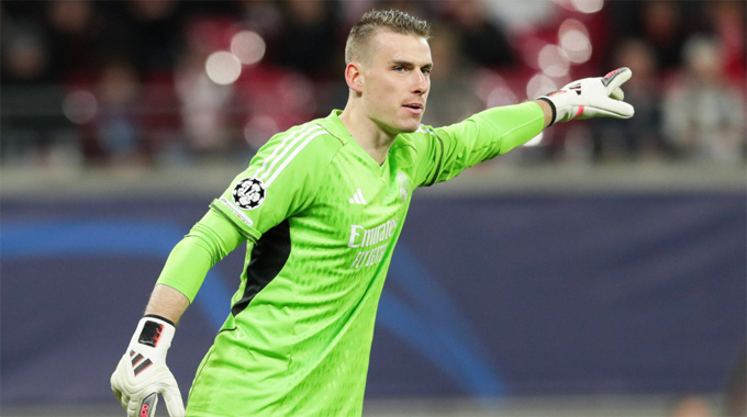 Andriy Lunin được MU theo sát