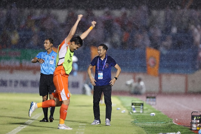 Thầy trò ông Lê Đức Tuấn cần nỗ lực trong trận play-off để trụ hạng - Ảnh: Sông Hàn