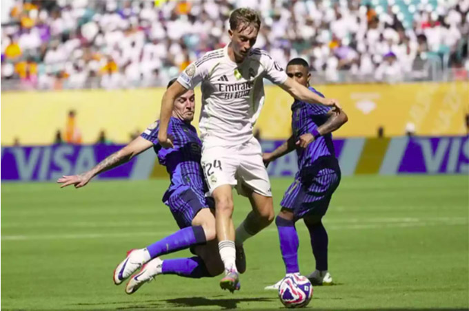 Dean Huijsen phất bóng như một tiền vệ tại Real Madrid