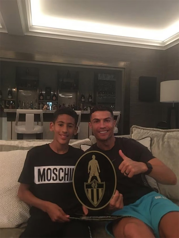 CR7 rất ngưỡng mộ T năng của Gabriel, bạn thân của con trai anh