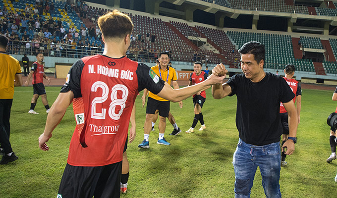 HLV Việt Thắng khẳng định được T năng khi vừa đưa Ninh Bình thăng hạng V.League theo cách không thể ấn tượng hơn - Ảnh: Minh Lâm