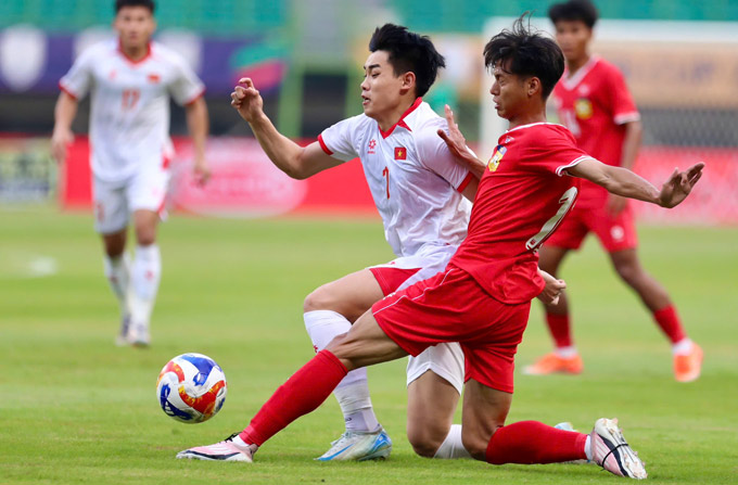 Đình Bắc (áo trắng) và các đồng đội đã có một hiệp 1 áp đảo. Ảnh: Anh Khoa