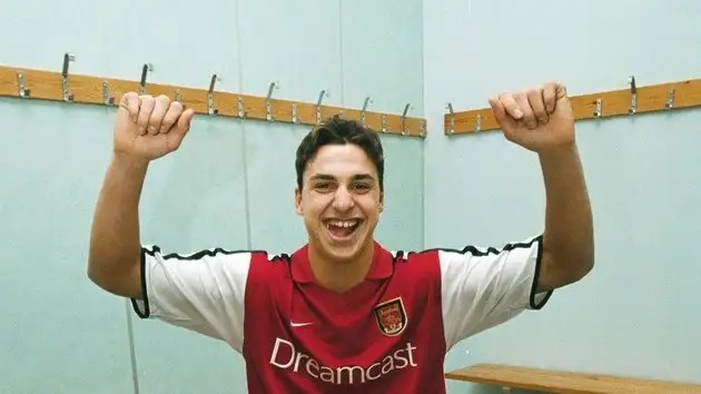 Ibra hào hứng chụp ảnh với áo đấu của Arsenal