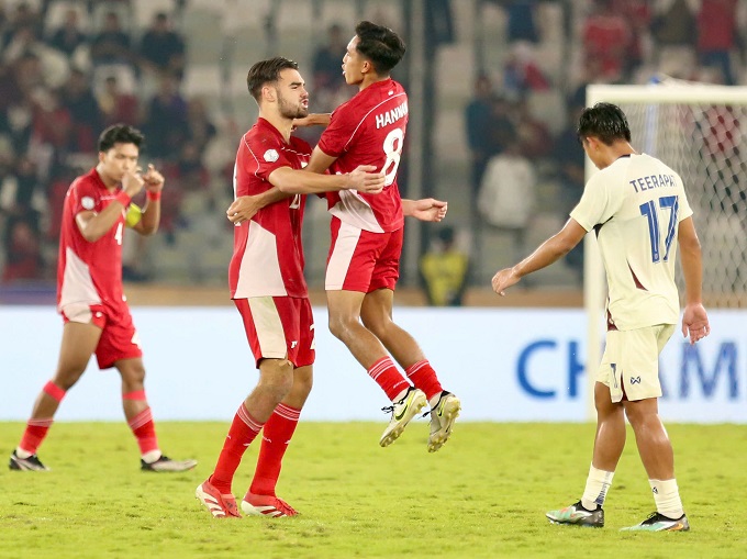 Tiền đạo Jens Raven ăn mừng bàn thắng vào lưới U23 Thái Lan cùng Hannan (số 8). Ảnh: Anh Khoa