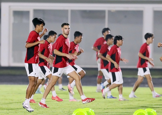 U23 Indonesia ra sân đầy đủ trong buổi tập tối 28/7. Ảnh: Anh Khoa