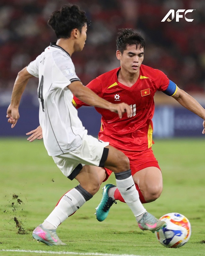 Văn Khang đi bóng trước cầu thủ U23 Indonesia