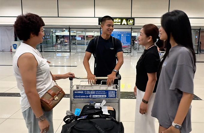 Gia đình Chung Nguyen Do từ Bulgaria trở về Việt Nam trước - Ảnh: Thiên Minh