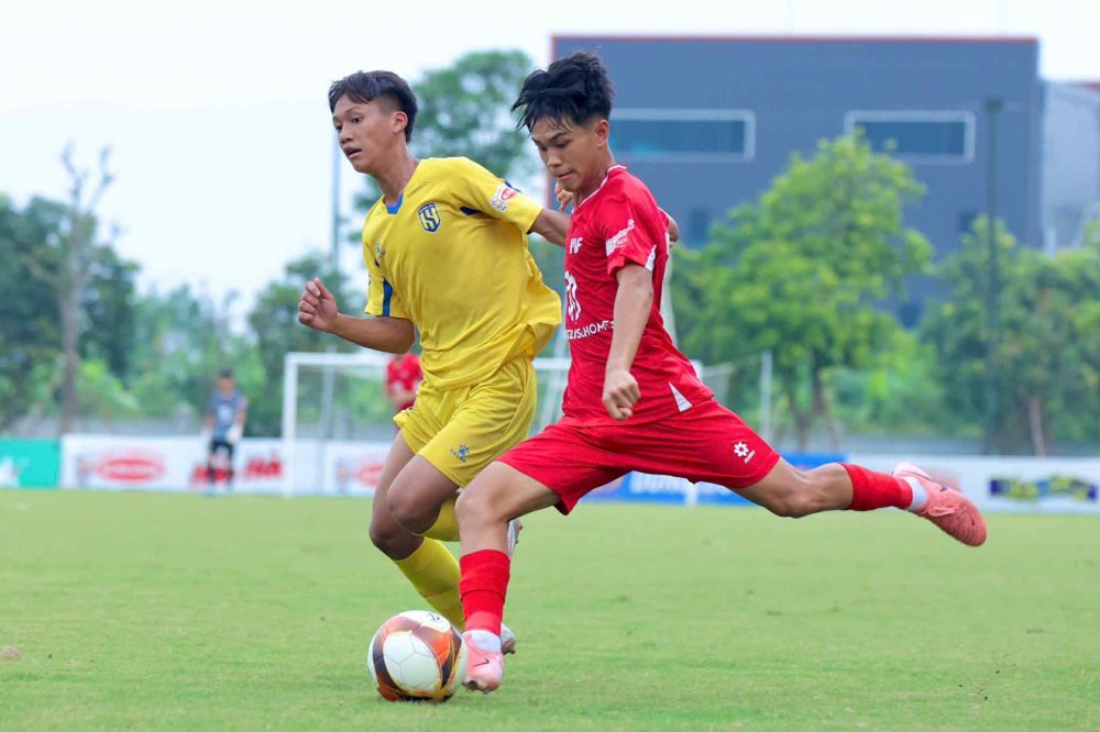 ĐKVĐ PVF (áo đỏ) gặp Hà Nội ở chung kết giải vô địch U15 Quốc gia