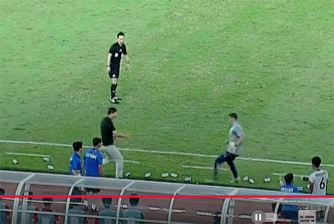 Trợ lý U23 Indonesia không giữ nổi bình tĩnh trước sự khôn ngoan của U23 Việt Nam