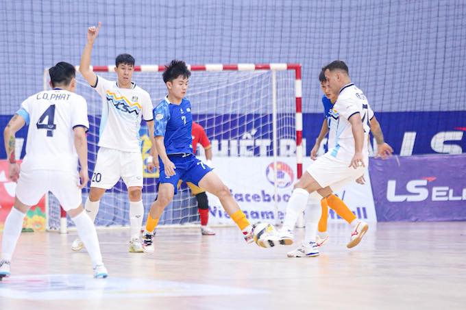 Thái Sơn Nam (áo trắng) muốn giành chiếc cúp QG
