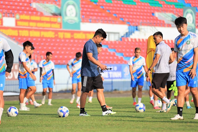 HLV Nguyễn Việt Thắng đang tập luyện cùng các cầu thủ. Ảnh: Đồng Nai FC