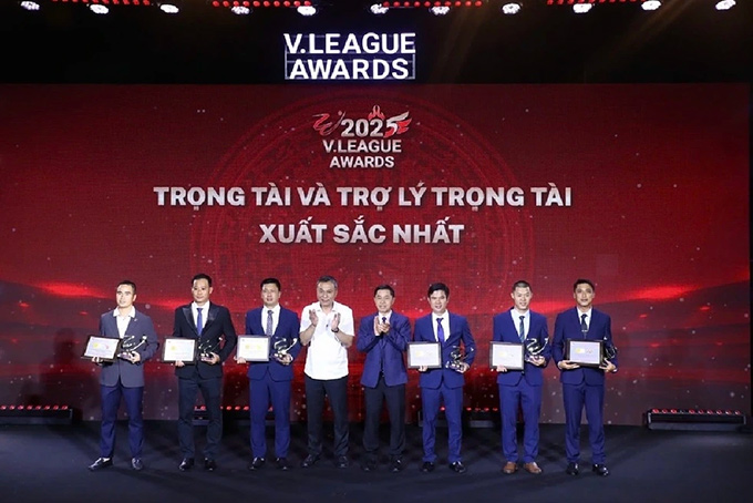 Trọng T Trần Đình Thịnh (thứ hai từ trái sang) giành Còi bạc 2025