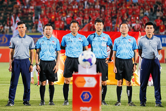 Trọng T Trần Đình Thịnh (thứ ba, từ trái sang) điều hành một trận đấu tại V.League