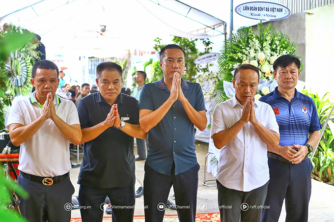 Phó chủ tịch VFF Nguyễn Xuân Vũ, Tổng thư ký VFF Nguyễn Văn Phú, Phó Tổng giám đốc Công ty VPF Võ Văn Hùng cùng đại diện các phòng chức năng VFF, Công ty VPF thắp hương tiễn biệt trọng T Trần Đình Thịnh