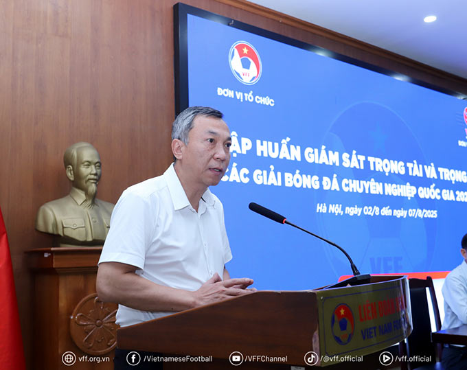 Chủ tịch LĐBĐVN Trần Quốc Tuấn phát biểu chỉ đạo tại lễ bế mạc Chương trình tập huấn giám sát, trọng T trước mùa giải mới.