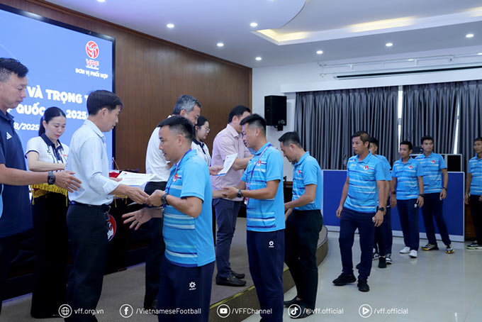Lãnh đạo LĐBĐVN, Công ty VPF và Ban trọng T trao chứng nhận hoàn thành tập huấn cho các giám sát, trọng T.