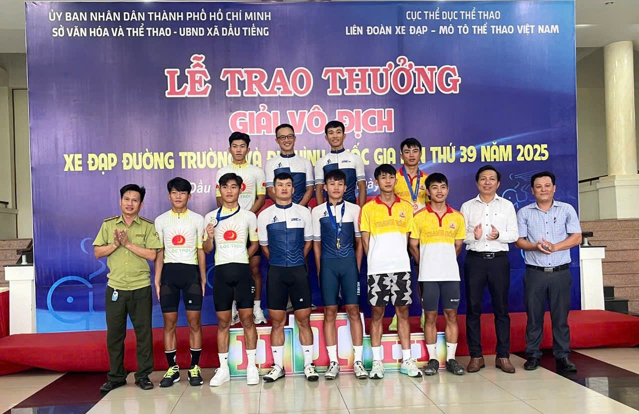 Đại biểu, Ban tổ chức trao huy chương cho các VĐV đạt thành tích ở nội dung Đổ đèo đồng đội nam