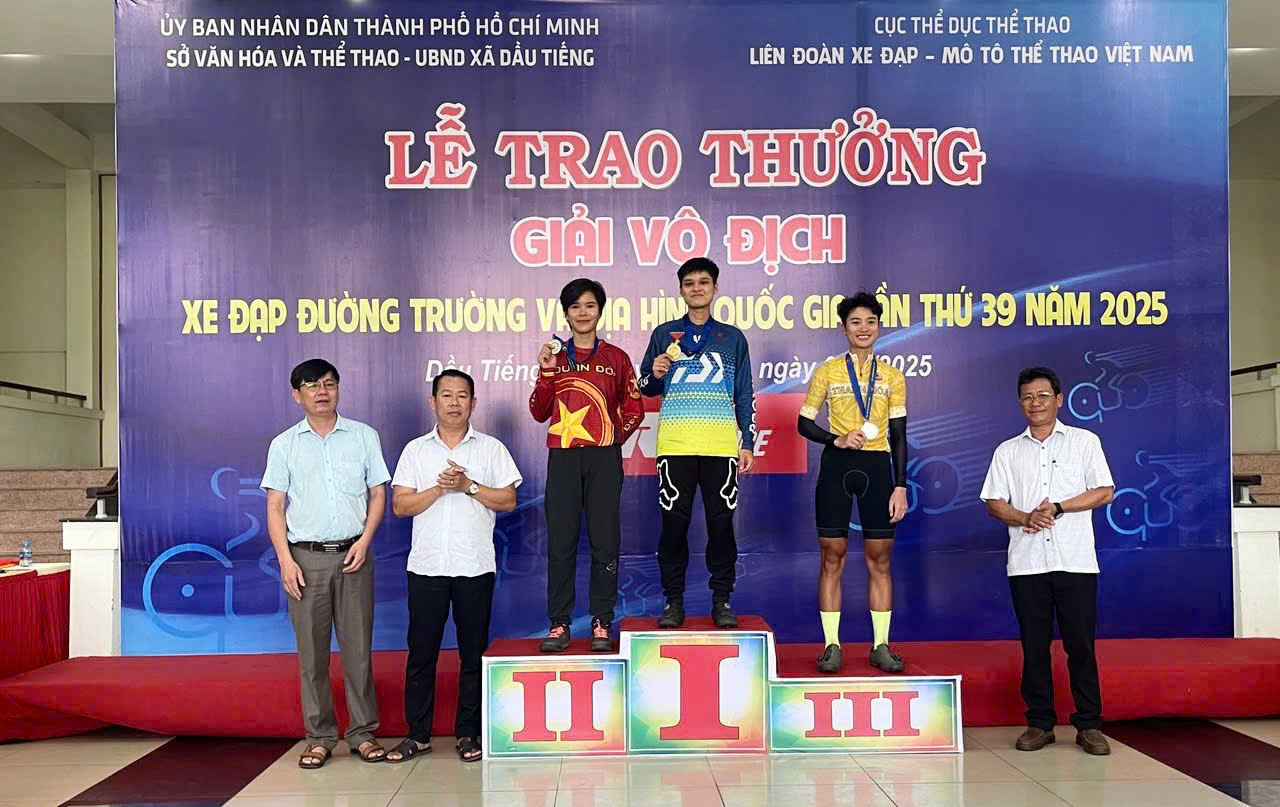 Đại biểu, Ban tổ chức trao huy chương cho các VĐV đạt thành tích ở nội dung Đổ đèo cá nhân nữ