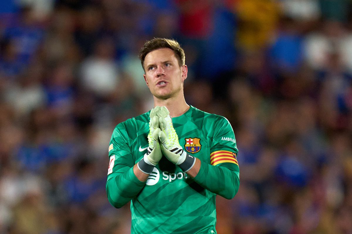 Ter Stegen đang tức giận vì cách Barcelona đối xử với anh.