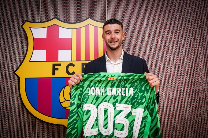 Nếu Ter Stegen không đồng ý ký, Barca khó đăng ký tân binh Joan Garcia